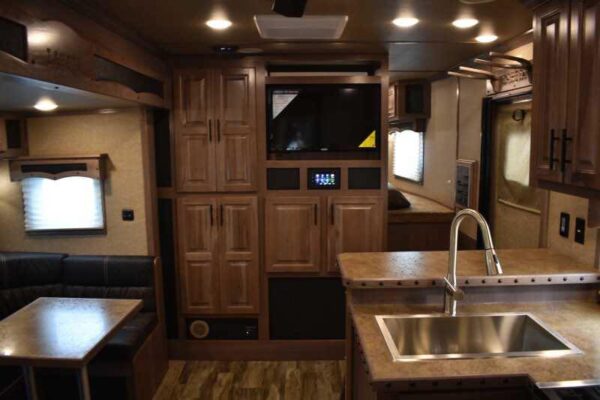 2021 Lakota BigHorn 8519TBB 5 Horse Trailer with 19′ Short Wall