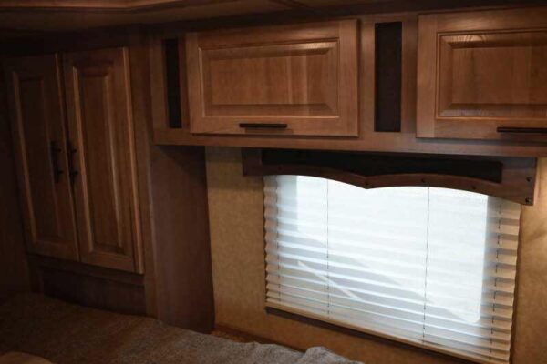 2021 Lakota BigHorn 8519TBB 5 Horse Trailer with 19′ Short Wall