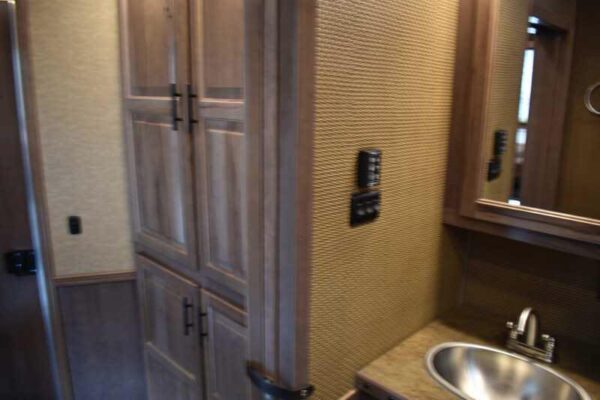 2021 Lakota BigHorn 8519TBB 5 Horse Trailer with 19′ Short Wall