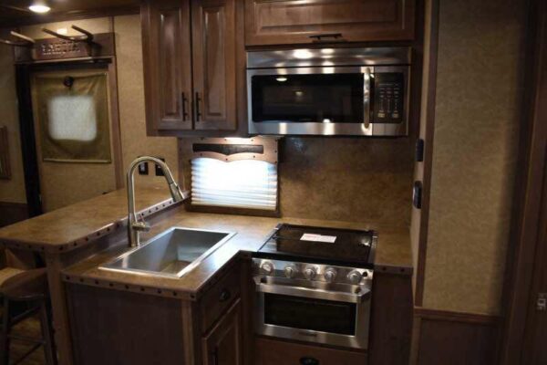 2021 Lakota BigHorn 8519TBB 5 Horse Trailer with 19′ Short Wall