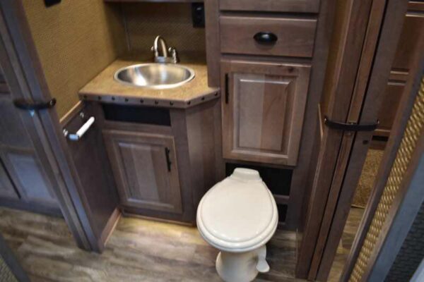 2021 Lakota BigHorn 8519TBB 5 Horse Trailer with 19′ Short Wall