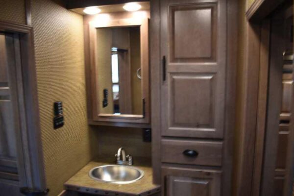 2021 Lakota BigHorn 8519TBB 5 Horse Trailer with 19′ Short Wall