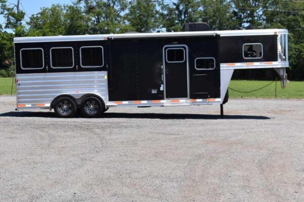 2017 Exiss Escape 7308LQ 3 Horse Trailer with 8′ Short Wall
