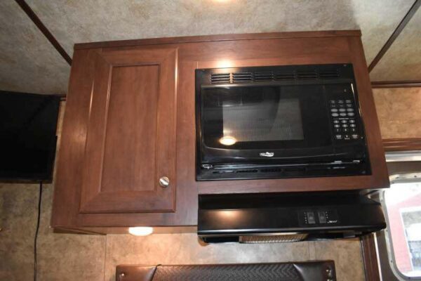2017 Exiss Escape 7308LQ 3 Horse Trailer with 8′ Short Wall