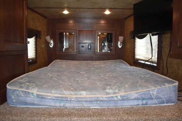2017 Exiss Escape 7308LQ 3 Horse Trailer with 8′ Short Wall