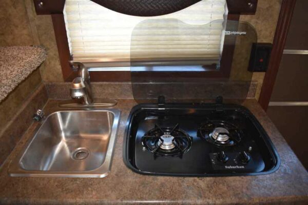 2017 Exiss Escape 7308LQ 3 Horse Trailer with 8′ Short Wall