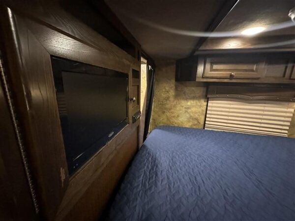 2014 Lakota Bighorn 8416, Generator, Couch, Dinette 17’ Shortwall, 4 Horse Trailer, 12′ Slide.
