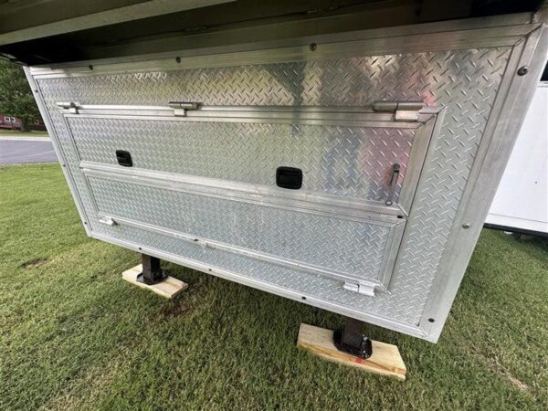 2014 Lakota Bighorn 8416, Generator, Couch, Dinette 17’ Shortwall, 4 Horse Trailer, 12′ Slide.
