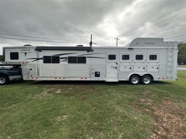 2014 Lakota Bighorn 8416, Generator, Couch, Dinette 17’ Shortwall, 4 Horse Trailer, 12′ Slide.