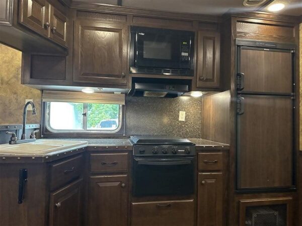 2014 Lakota Bighorn 8416, Generator, Couch, Dinette 17’ Shortwall, 4 Horse Trailer, 12′ Slide.