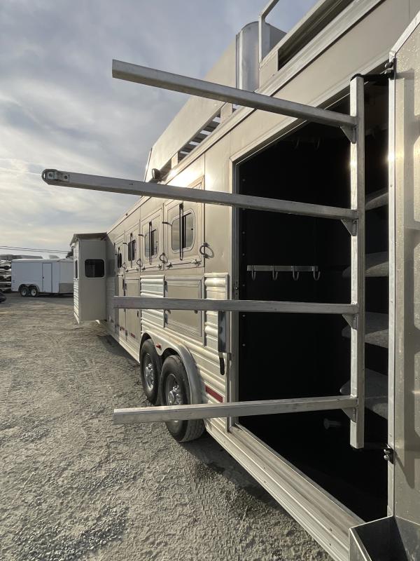 2014 Logan Coach RAZ4GNHDLQ 40′ 4 horse Razor GN Horse Trailer**WITH WALK IN CLOSET**