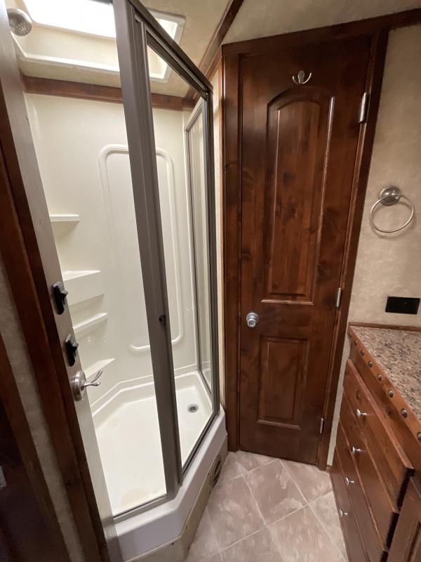 2014 Logan Coach RAZ4GNHDLQ 40′ 4 horse Razor GN Horse Trailer**WITH WALK IN CLOSET**