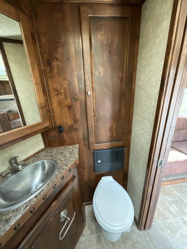 2014 Logan Coach RAZ4GNHDLQ 40′ 4 horse Razor GN Horse Trailer**WITH WALK IN CLOSET**