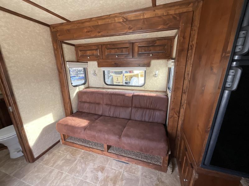 2014 Logan Coach RAZ4GNHDLQ 40′ 4 horse Razor GN Horse Trailer**WITH WALK IN CLOSET**