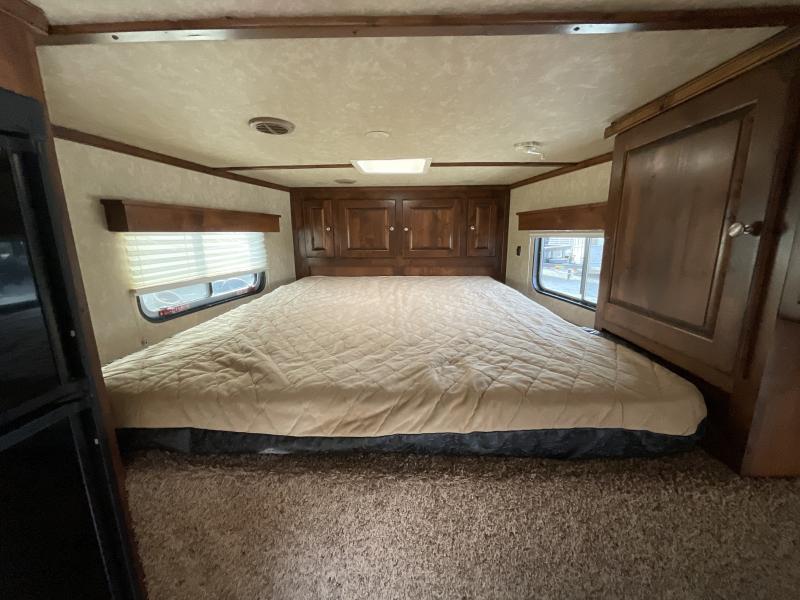 2014 Logan Coach RAZ4GNHDLQ 40′ 4 horse Razor GN Horse Trailer**WITH WALK IN CLOSET**