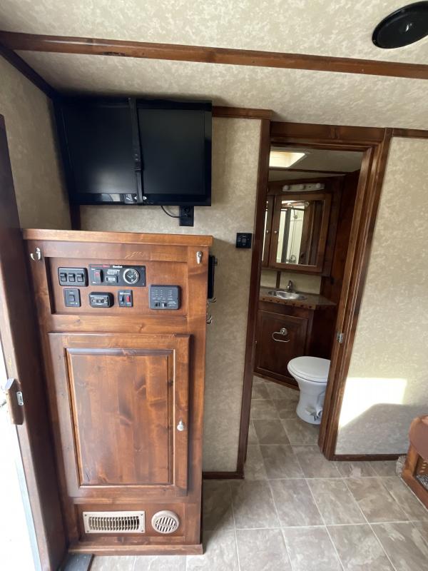 2014 Logan Coach RAZ4GNHDLQ 40′ 4 horse Razor GN Horse Trailer**WITH WALK IN CLOSET**