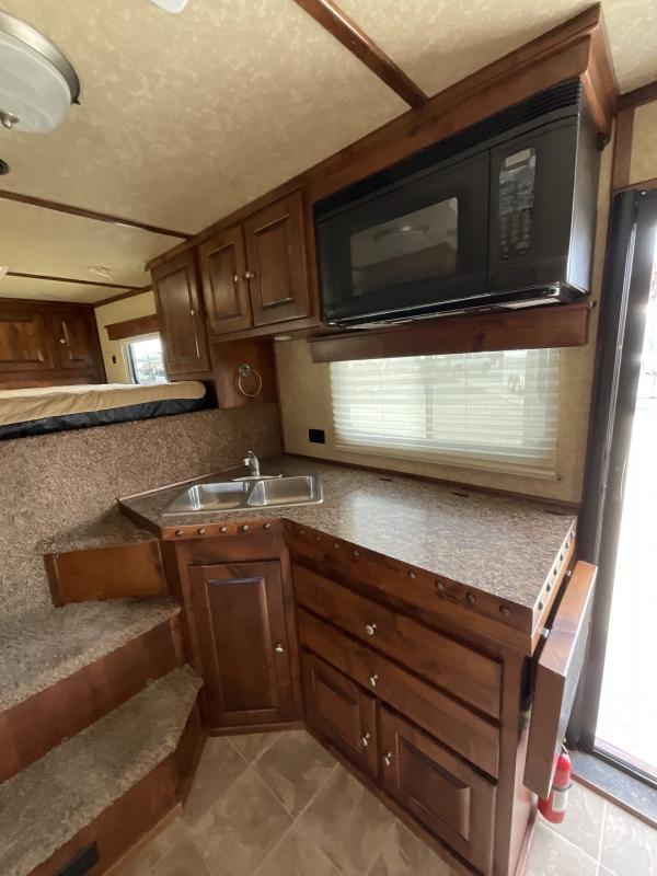 2014 Logan Coach RAZ4GNHDLQ 40′ 4 horse Razor GN Horse Trailer**WITH WALK IN CLOSET**