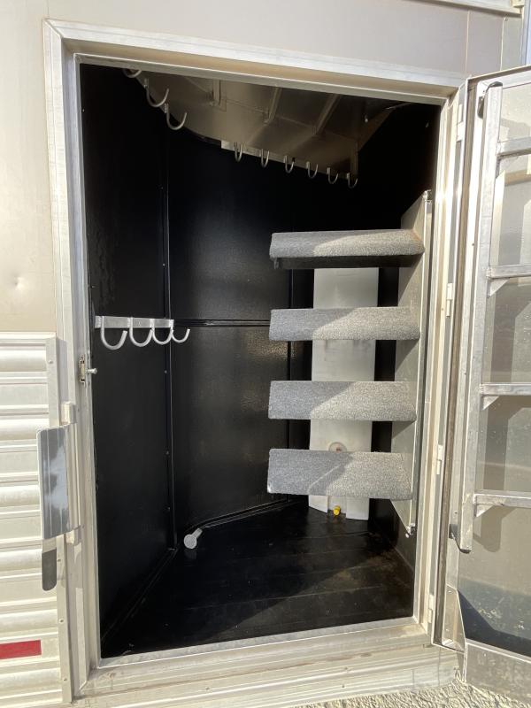 2014 Logan Coach RAZ4GNHDLQ 40′ 4 horse Razor GN Horse Trailer**WITH WALK IN CLOSET**