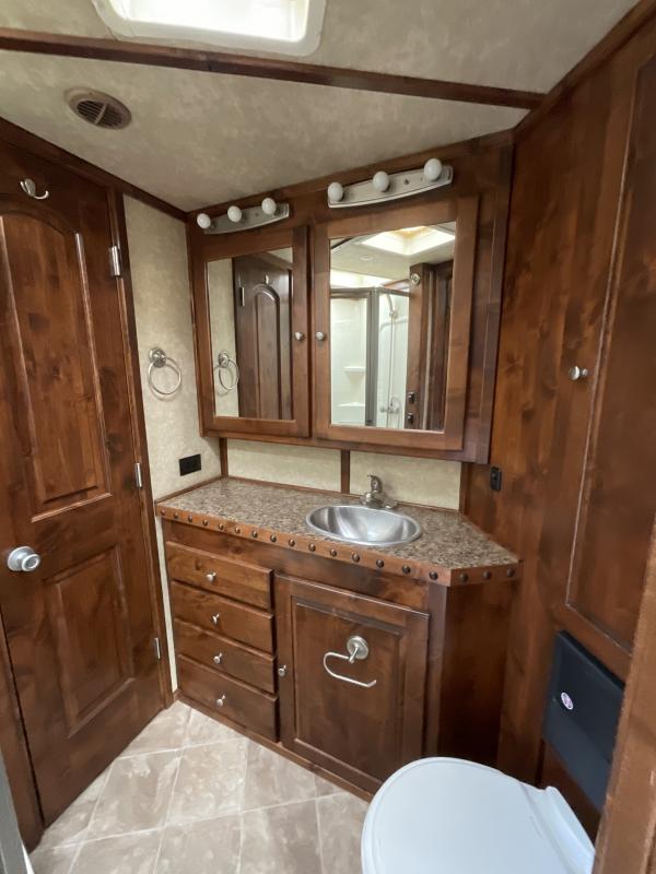 2014 Logan Coach RAZ4GNHDLQ 40′ 4 horse Razor GN Horse Trailer**WITH WALK IN CLOSET**