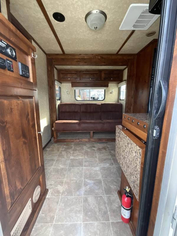 2014 Logan Coach RAZ4GNHDLQ 40′ 4 horse Razor GN Horse Trailer**WITH WALK IN CLOSET**