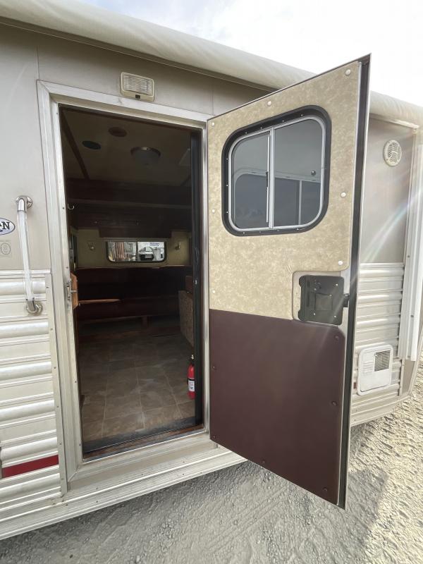 2014 Logan Coach RAZ4GNHDLQ 40′ 4 horse Razor GN Horse Trailer**WITH WALK IN CLOSET**