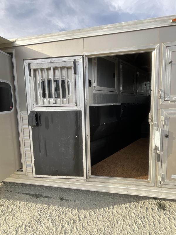2014 Logan Coach RAZ4GNHDLQ 40′ 4 horse Razor GN Horse Trailer**WITH WALK IN CLOSET**