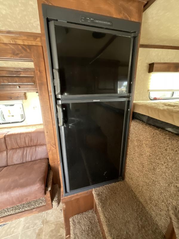 2014 Logan Coach RAZ4GNHDLQ 40′ 4 horse Razor GN Horse Trailer**WITH WALK IN CLOSET**