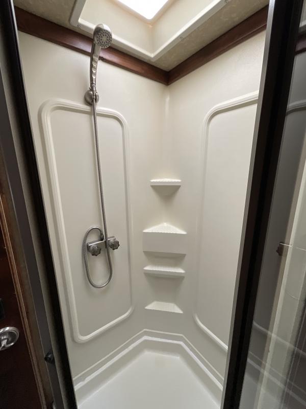2014 Logan Coach RAZ4GNHDLQ 40′ 4 horse Razor GN Horse Trailer**WITH WALK IN CLOSET**