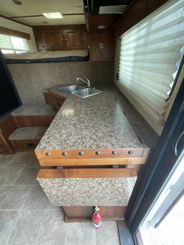 2014 Logan Coach RAZ4GNHDLQ 40′ 4 horse Razor GN Horse Trailer**WITH WALK IN CLOSET**