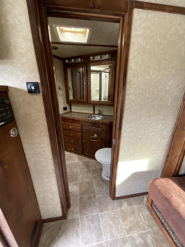 2014 Logan Coach RAZ4GNHDLQ 40′ 4 horse Razor GN Horse Trailer**WITH WALK IN CLOSET**