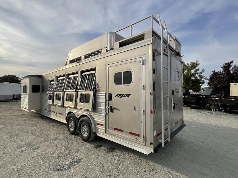 2014 Logan Coach RAZ4GNHDLQ 40′ 4 horse Razor GN Horse Trailer**WITH WALK IN CLOSET**