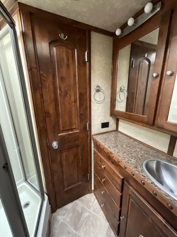 2014 Logan Coach RAZ4GNHDLQ 40′ 4 horse Razor GN Horse Trailer**WITH WALK IN CLOSET**