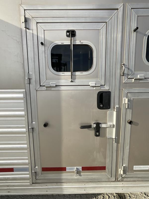2014 Logan Coach RAZ4GNHDLQ 40′ 4 horse Razor GN Horse Trailer**WITH WALK IN CLOSET**