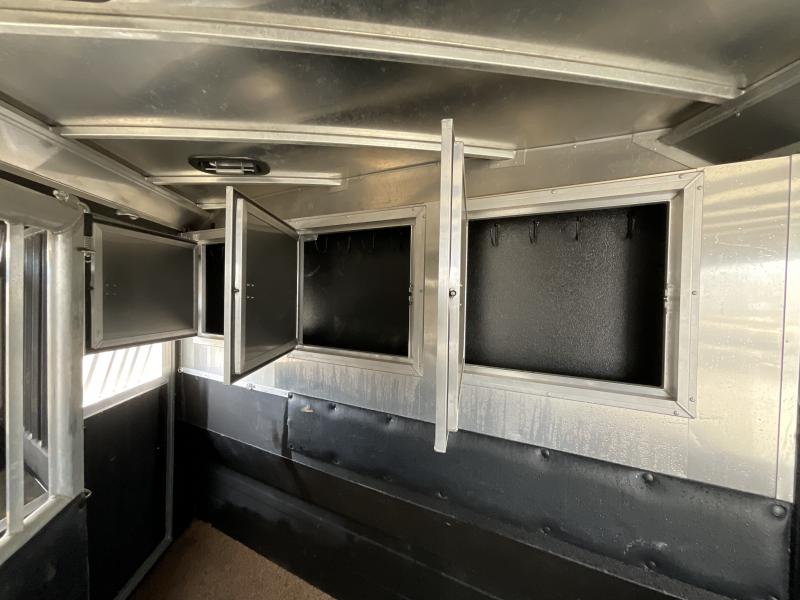 2014 Logan Coach RAZ4GNHDLQ 40′ 4 horse Razor GN Horse Trailer**WITH WALK IN CLOSET**