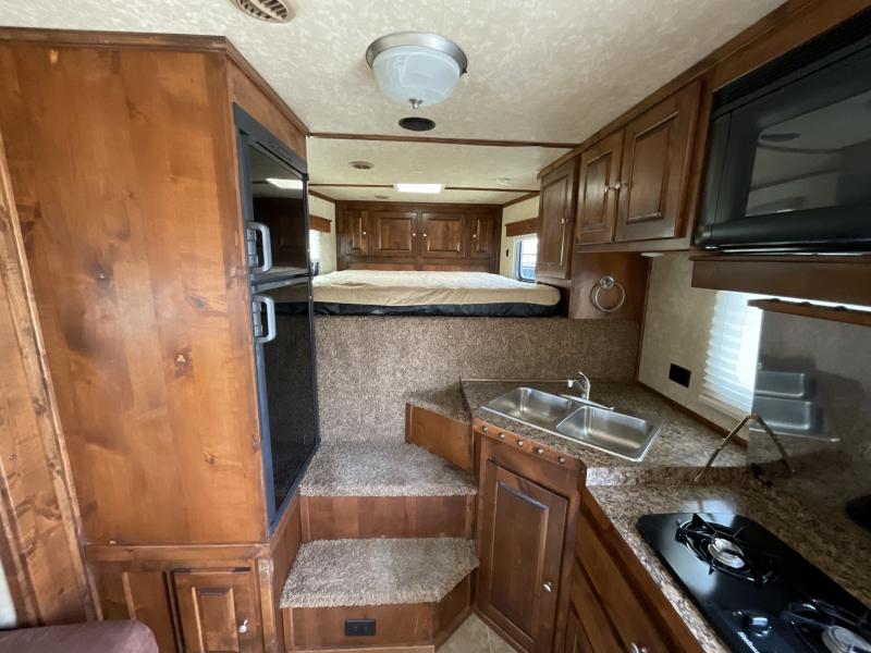 2014 Logan Coach RAZ4GNHDLQ 40′ 4 horse Razor GN Horse Trailer**WITH WALK IN CLOSET**