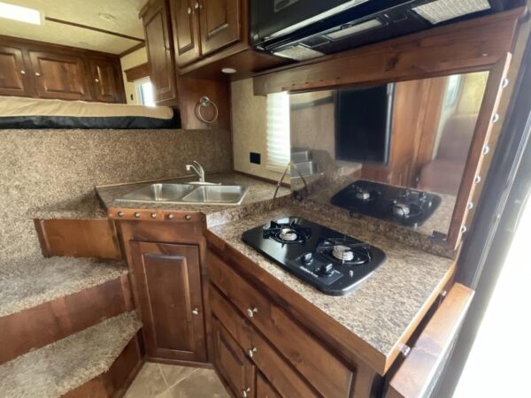 2014 Logan Coach RAZ4GNHDLQ 40′ 4 horse Razor GN Horse Trailer**WITH WALK IN CLOSET**